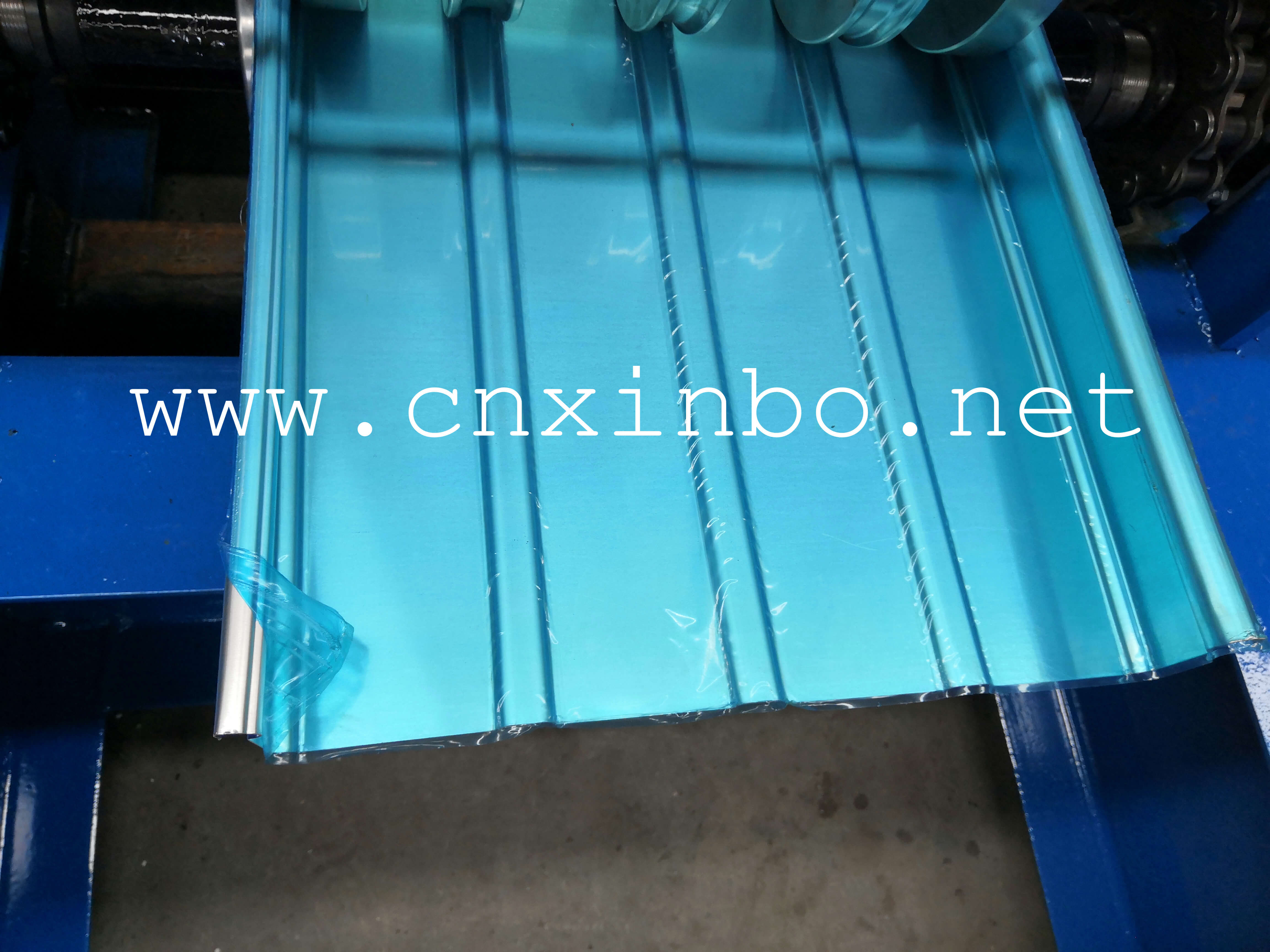 Máquina formadora de rollos de panel de techo con costura alzada